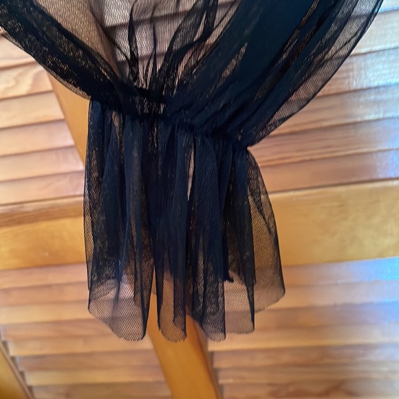 Scoop neck black shirt with tulle sleeves! - Picture 4 of 4